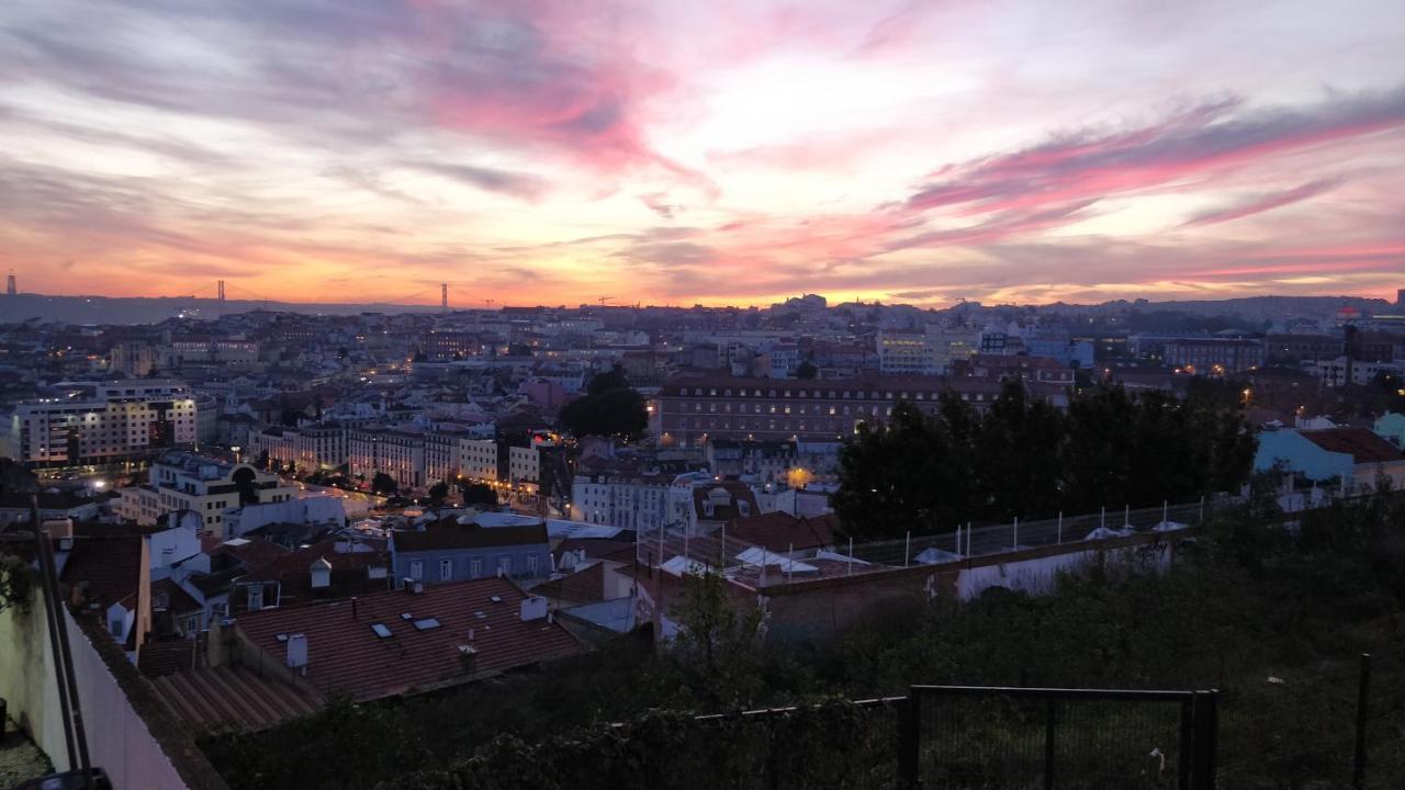 Stroll To Coffee Shops Near A Renovated Hillside Apartment In Graca Lisboa المظهر الخارجي الصورة
