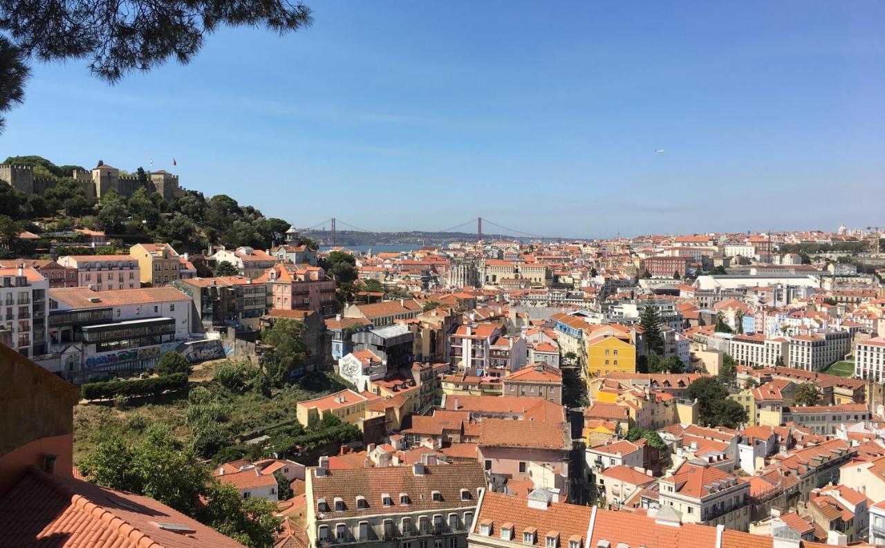 Stroll To Coffee Shops Near A Renovated Hillside Apartment In Graca Lisboa المظهر الخارجي الصورة