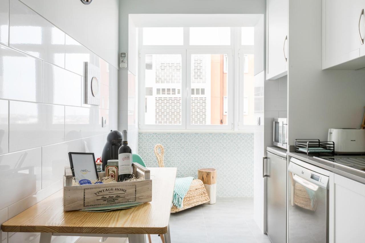 Stroll To Coffee Shops Near A Renovated Hillside Apartment In Graca Lisboa المظهر الخارجي الصورة