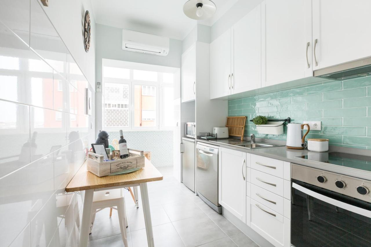 Stroll To Coffee Shops Near A Renovated Hillside Apartment In Graca Lisboa المظهر الخارجي الصورة