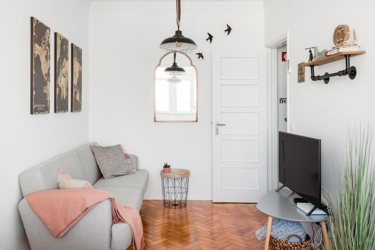 Stroll To Coffee Shops Near A Renovated Hillside Apartment In Graca Lisboa المظهر الخارجي الصورة