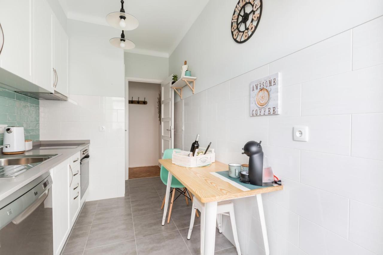 Stroll To Coffee Shops Near A Renovated Hillside Apartment In Graca Lisboa المظهر الخارجي الصورة