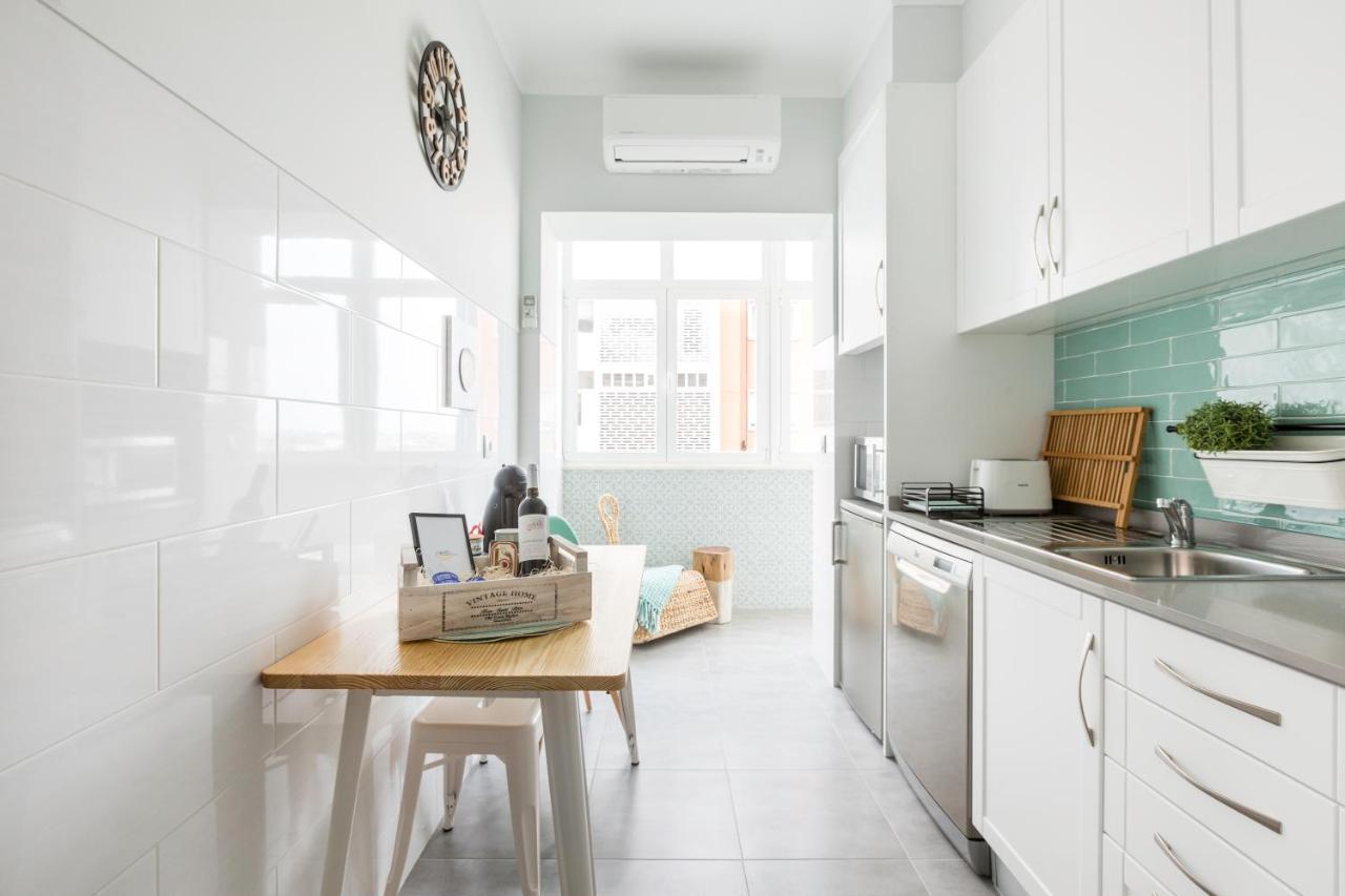 Stroll To Coffee Shops Near A Renovated Hillside Apartment In Graca Lisboa المظهر الخارجي الصورة
