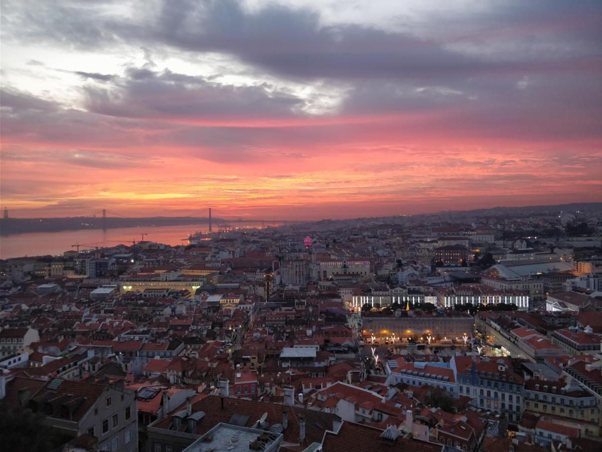 Stroll To Coffee Shops Near A Renovated Hillside Apartment In Graca Lisboa المظهر الخارجي الصورة