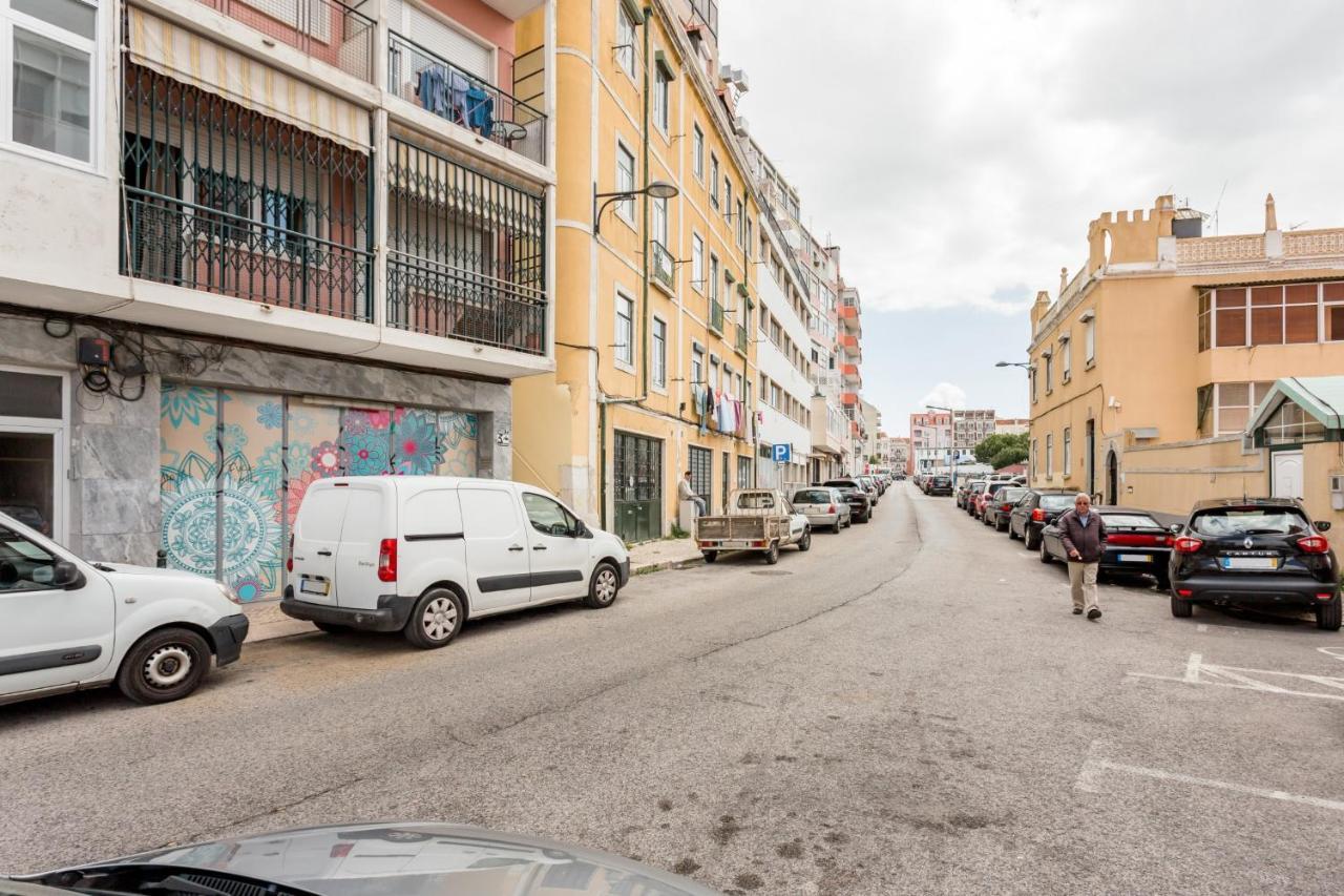 Stroll To Coffee Shops Near A Renovated Hillside Apartment In Graca Lisboa المظهر الخارجي الصورة
