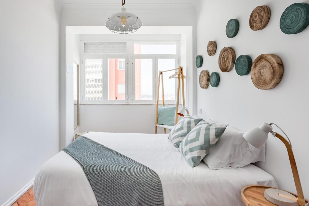 Stroll To Coffee Shops Near A Renovated Hillside Apartment In Graca Lisboa المظهر الخارجي الصورة