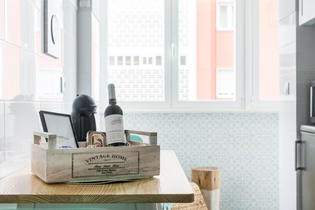 Stroll To Coffee Shops Near A Renovated Hillside Apartment In Graca Lisboa المظهر الخارجي الصورة
