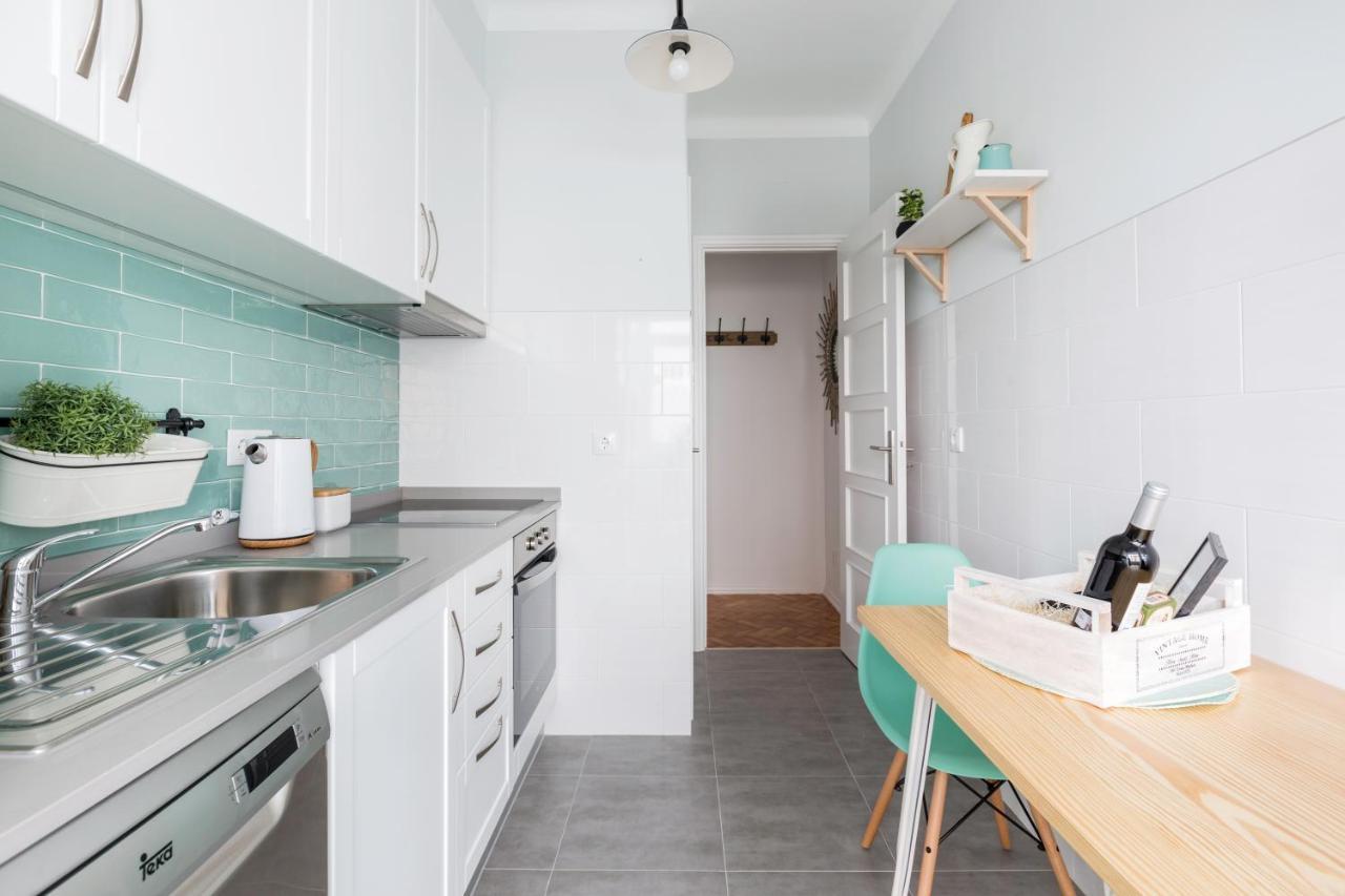 Stroll To Coffee Shops Near A Renovated Hillside Apartment In Graca Lisboa المظهر الخارجي الصورة