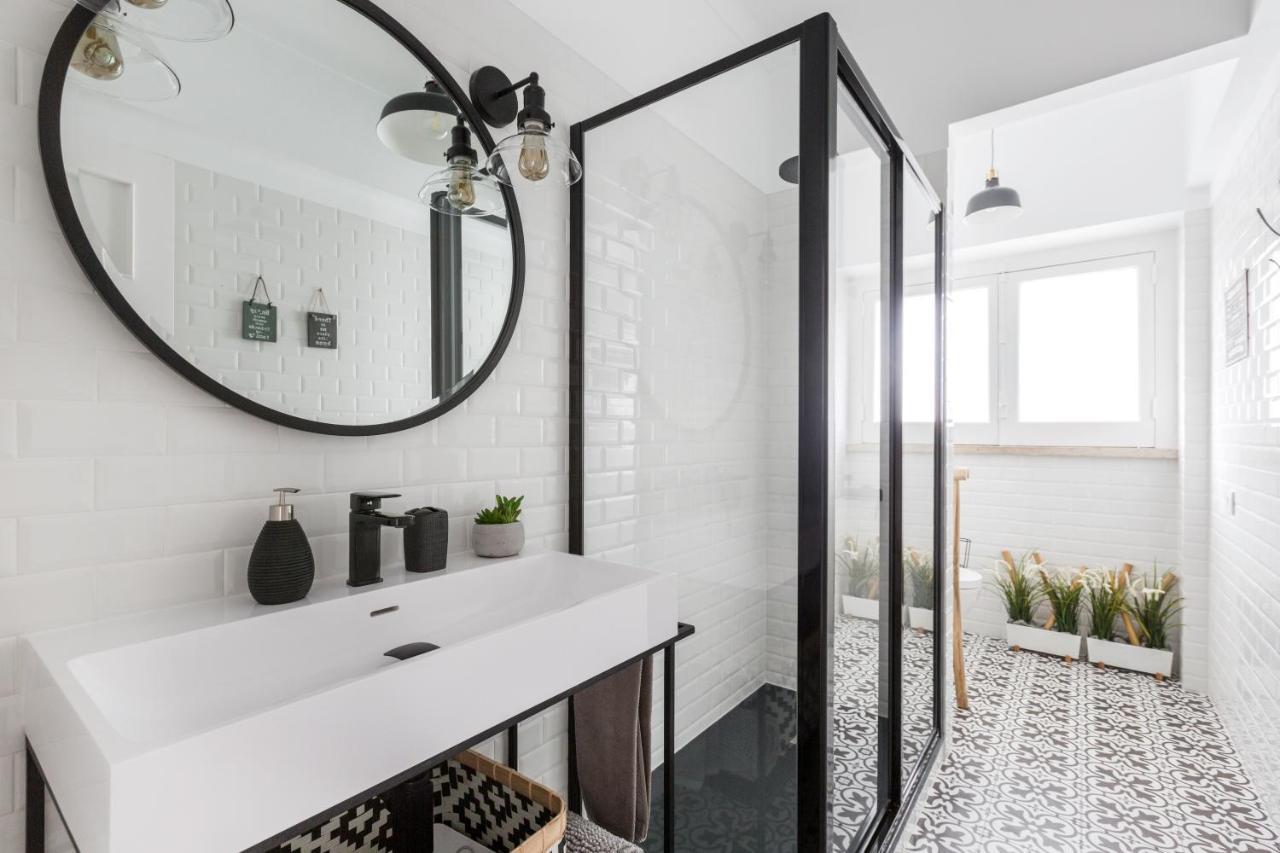 Stroll To Coffee Shops Near A Renovated Hillside Apartment In Graca Lisboa المظهر الخارجي الصورة