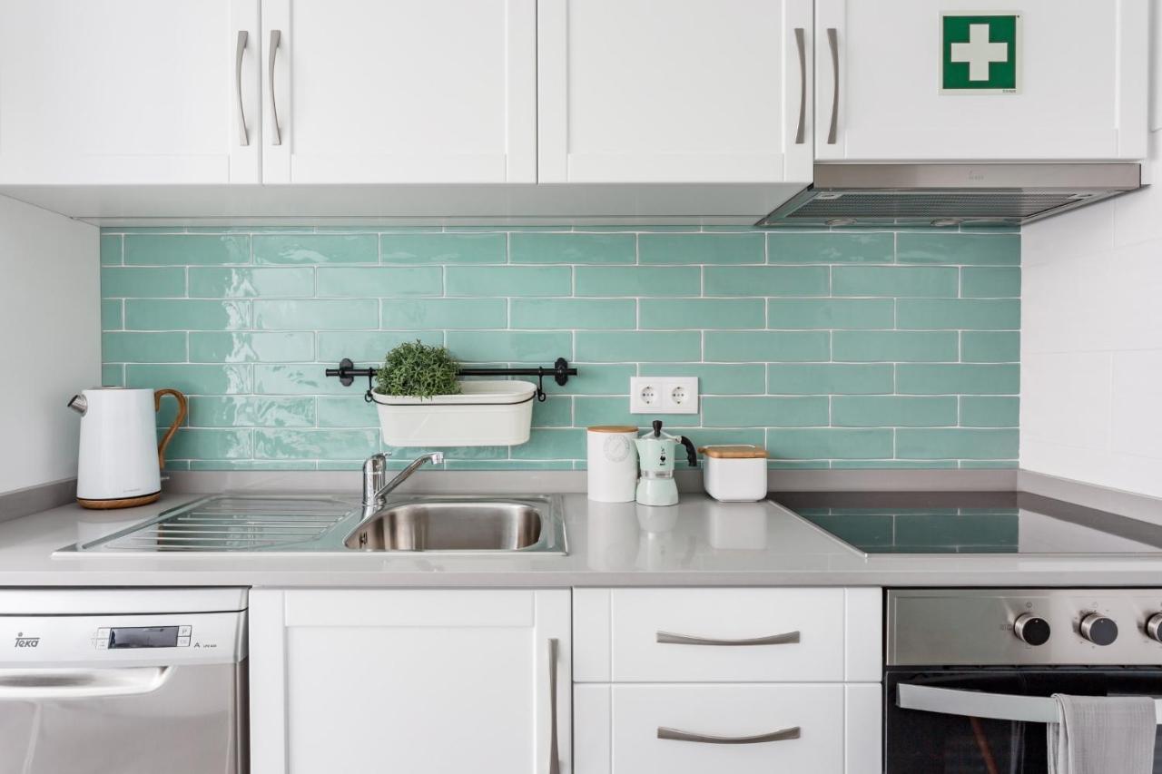 Stroll To Coffee Shops Near A Renovated Hillside Apartment In Graca Lisboa المظهر الخارجي الصورة