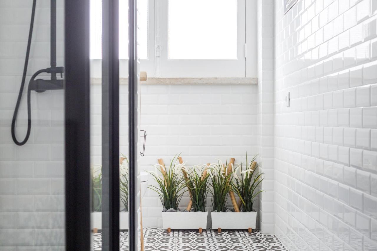 Stroll To Coffee Shops Near A Renovated Hillside Apartment In Graca Lisboa المظهر الخارجي الصورة