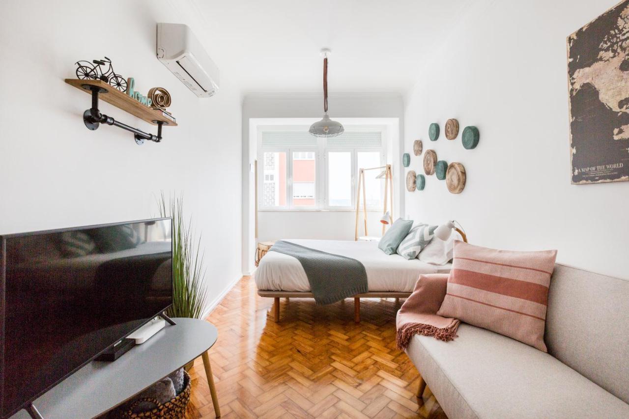 Stroll To Coffee Shops Near A Renovated Hillside Apartment In Graca Lisboa المظهر الخارجي الصورة