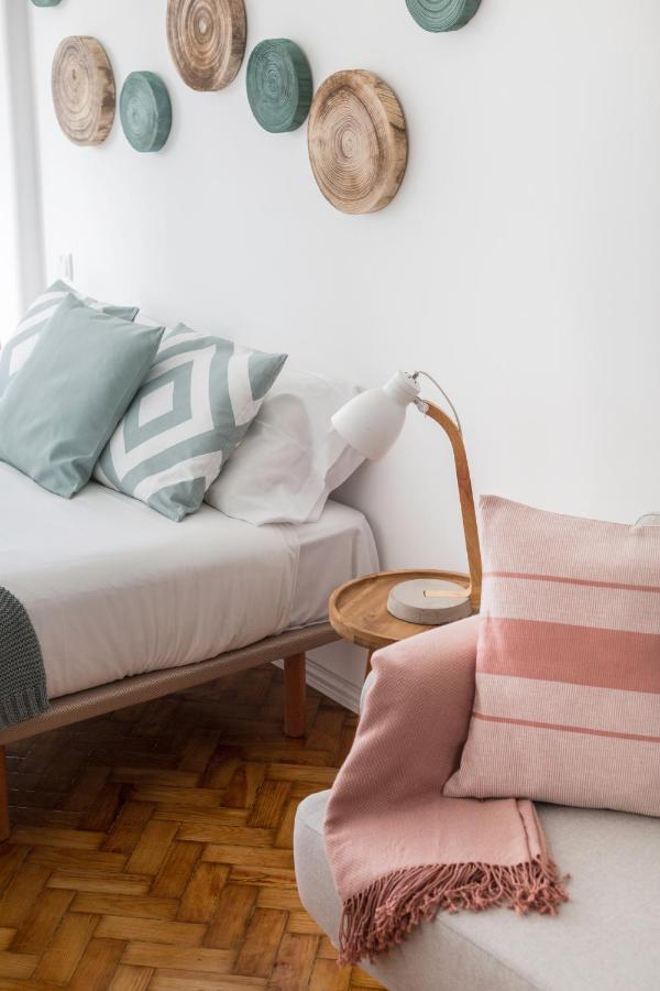 Stroll To Coffee Shops Near A Renovated Hillside Apartment In Graca Lisboa المظهر الخارجي الصورة