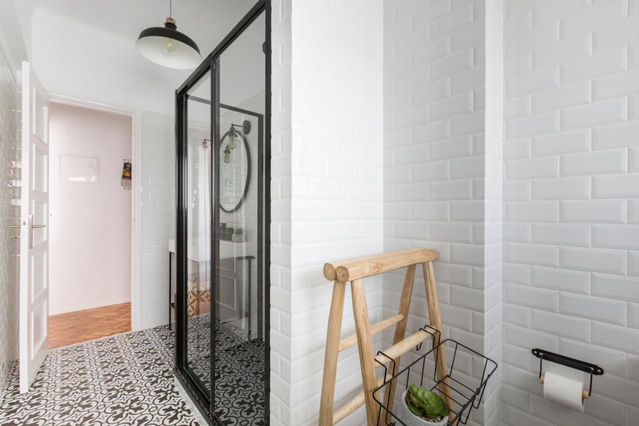 Stroll To Coffee Shops Near A Renovated Hillside Apartment In Graca Lisboa المظهر الخارجي الصورة